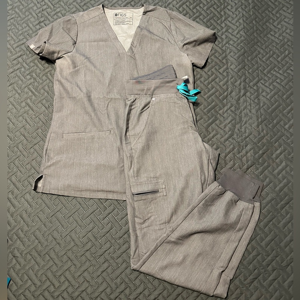 FIGS Graphite Scrub Set